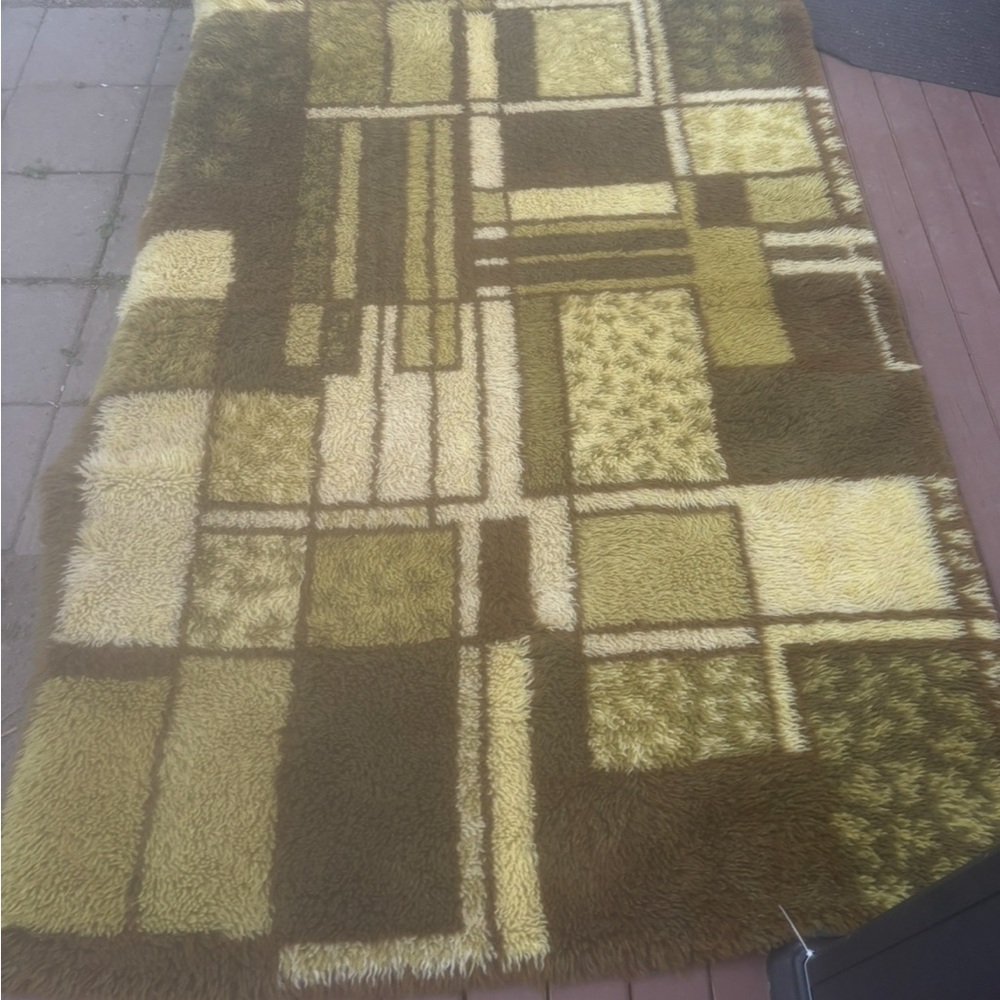 Geometric Patterned MCM Wool Rug in Green  and Cream